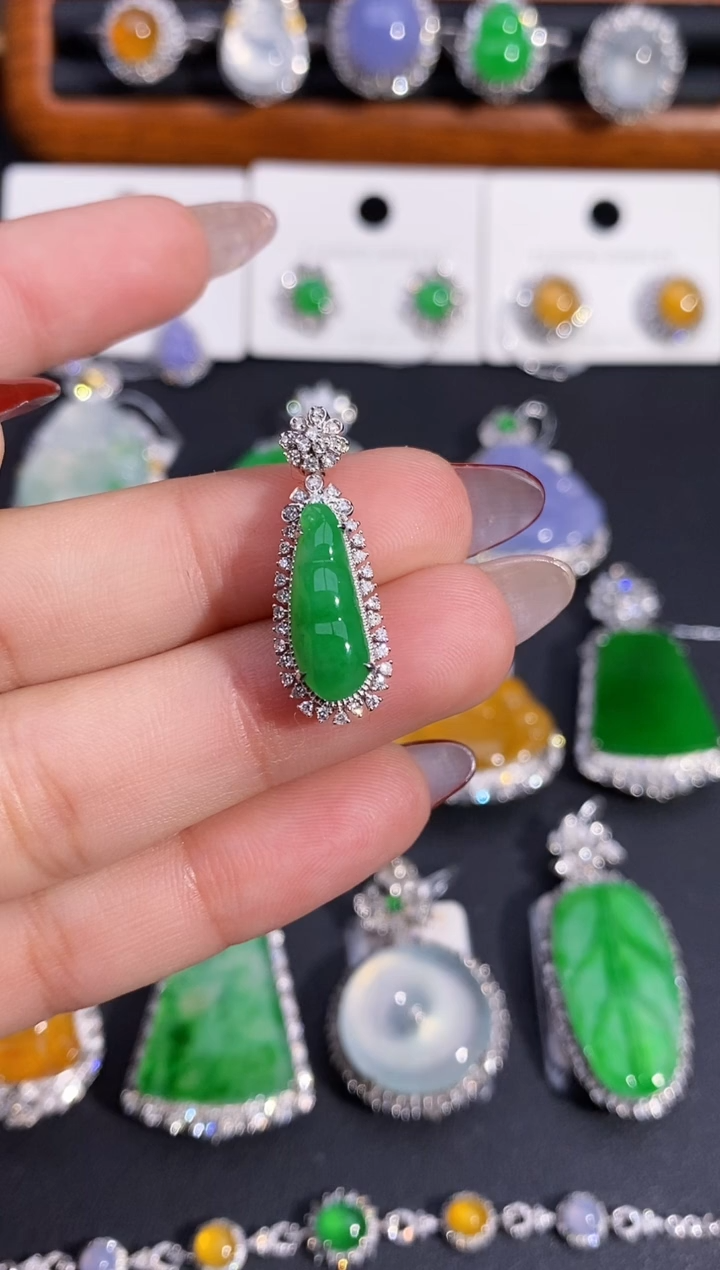 【闪购商品】翡翠颈饰18K金镶嵌吊坠