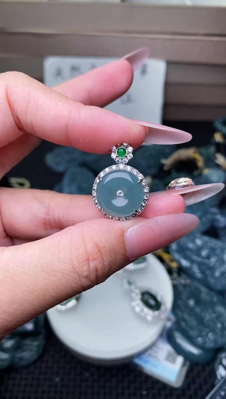 颈饰未镶嵌翡翠 