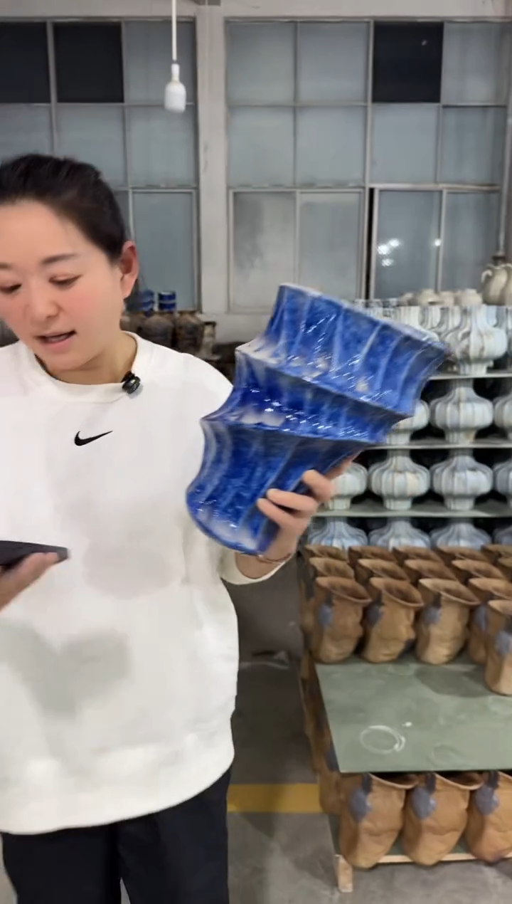 景德镇手工拉坯异形瓶