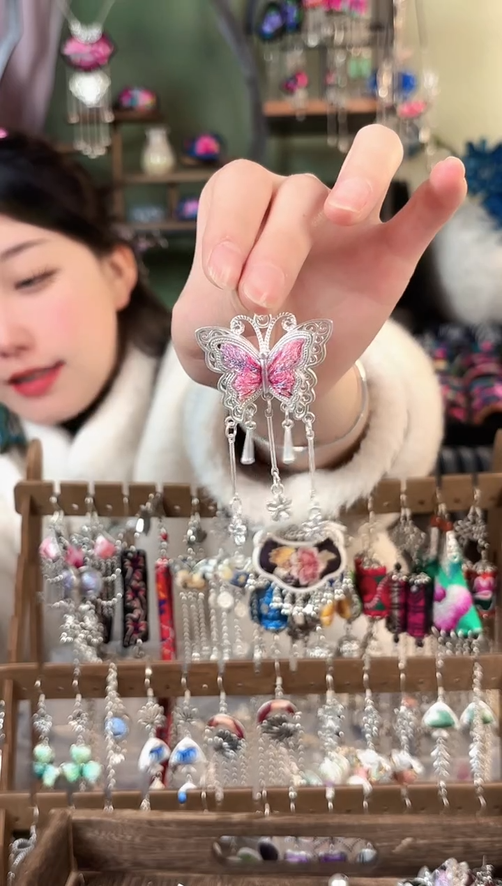 彩云南阁非遗老绣苗银饰品635