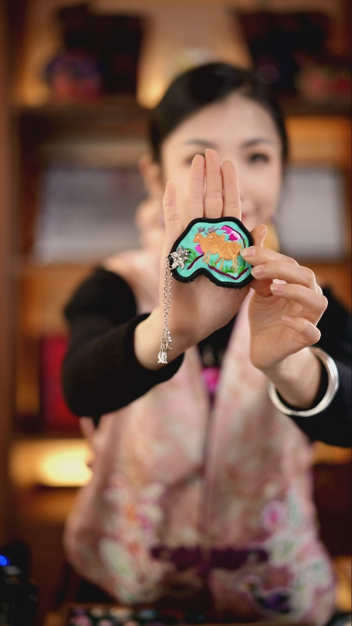 刺绣私人定制苗族手工D519