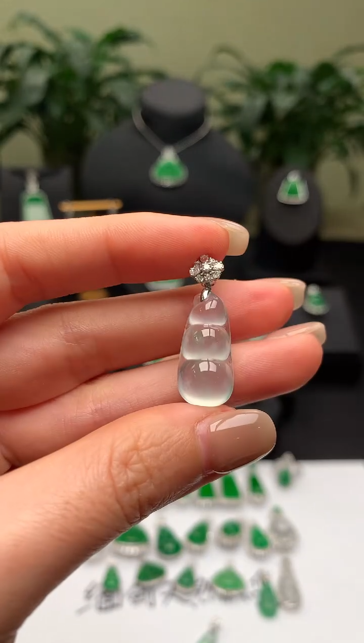 【闪购商品】翡翠颈饰18K金镶嵌福豆