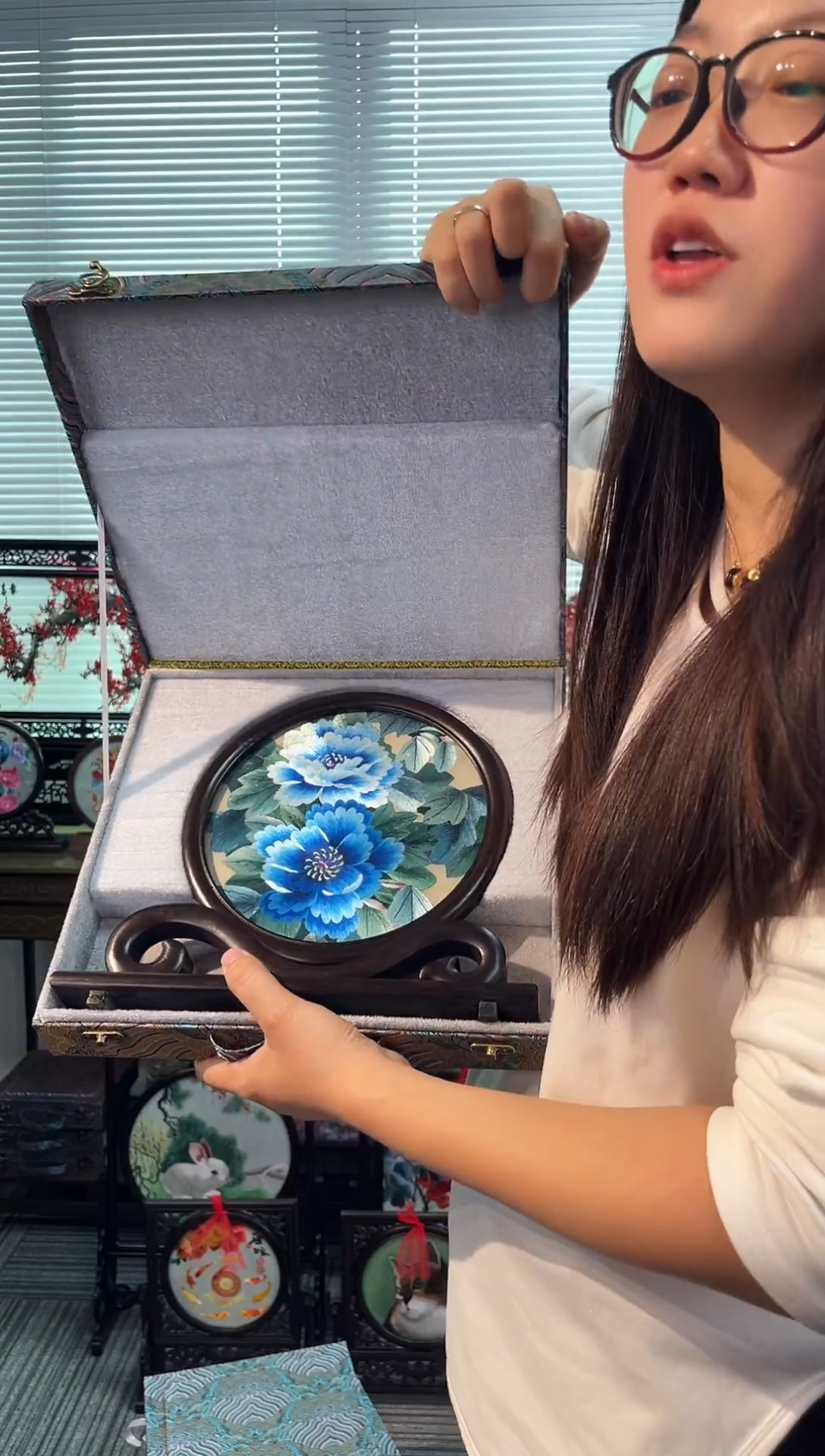 织绣以芊手扇摆台