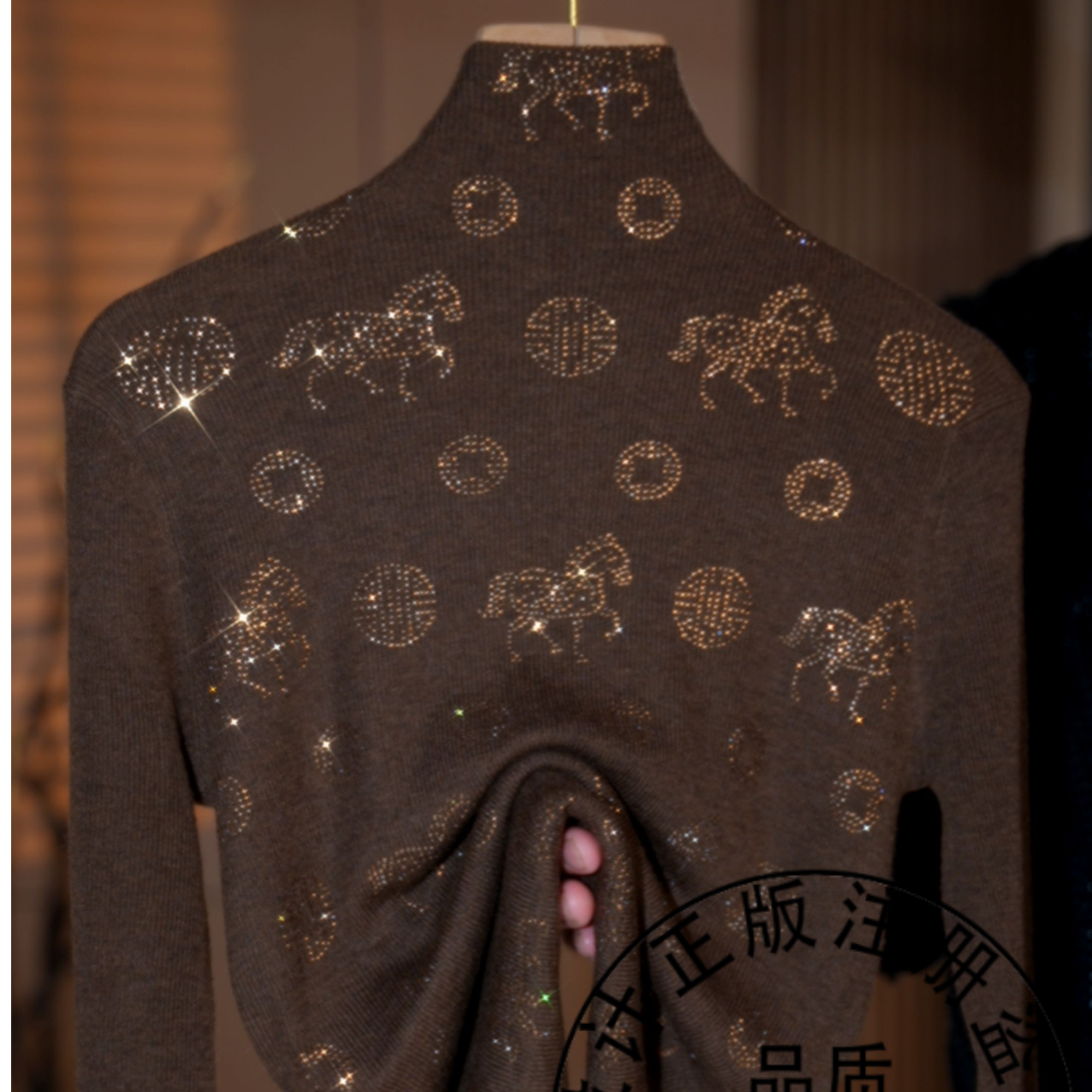 2025年秋季新款马上有钱烫钻显瘦减龄高领长袖上衣女GD1512蕾蕾