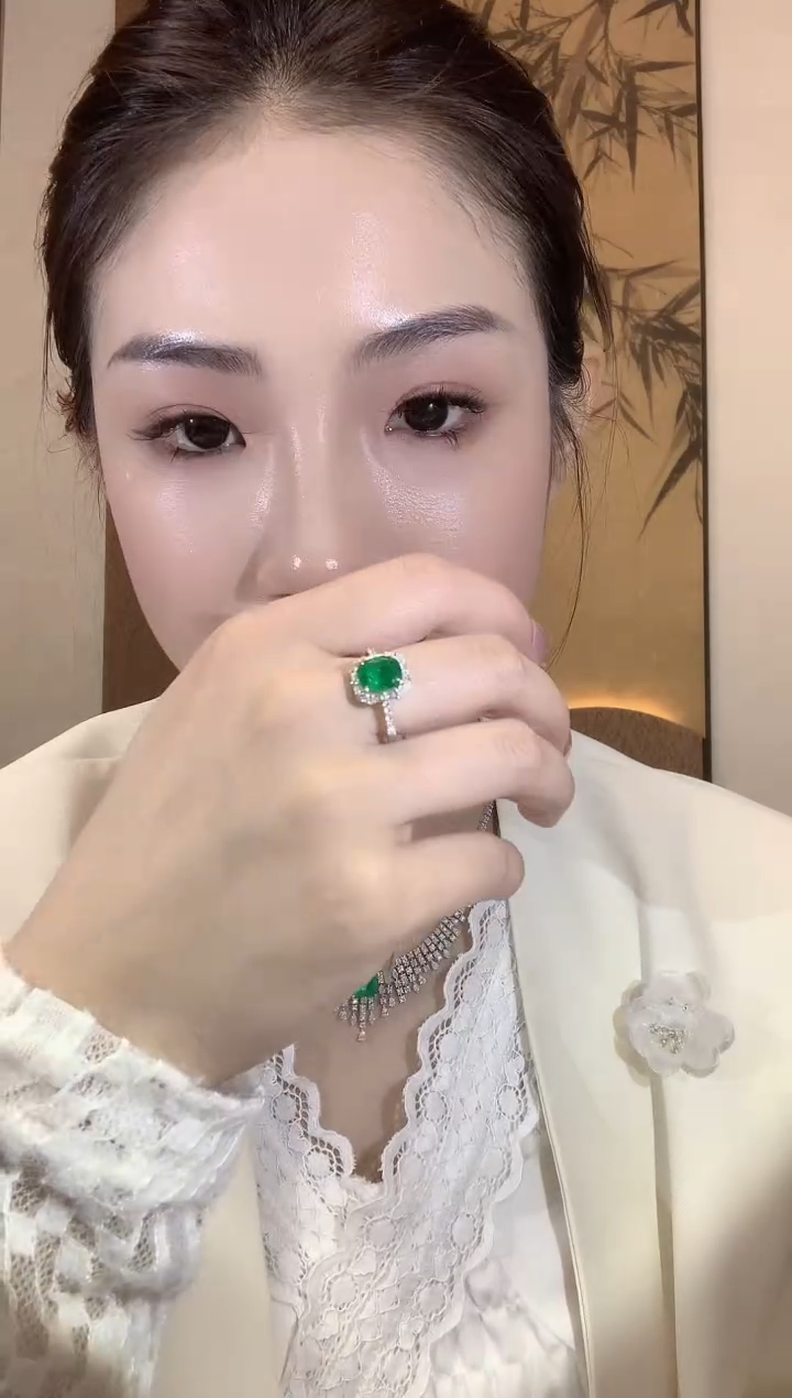 【闪购商品】祖母绿戒指18K金镶嵌D85