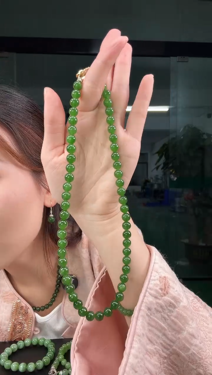 项链未镶嵌和田玉（碧玉）；****?碧玉8mm辣阳绿项链