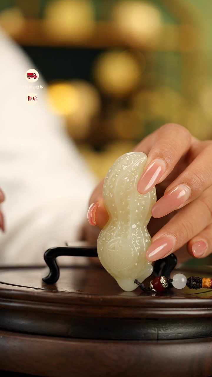 云南石竹叶青雕刻：握福花生手把件