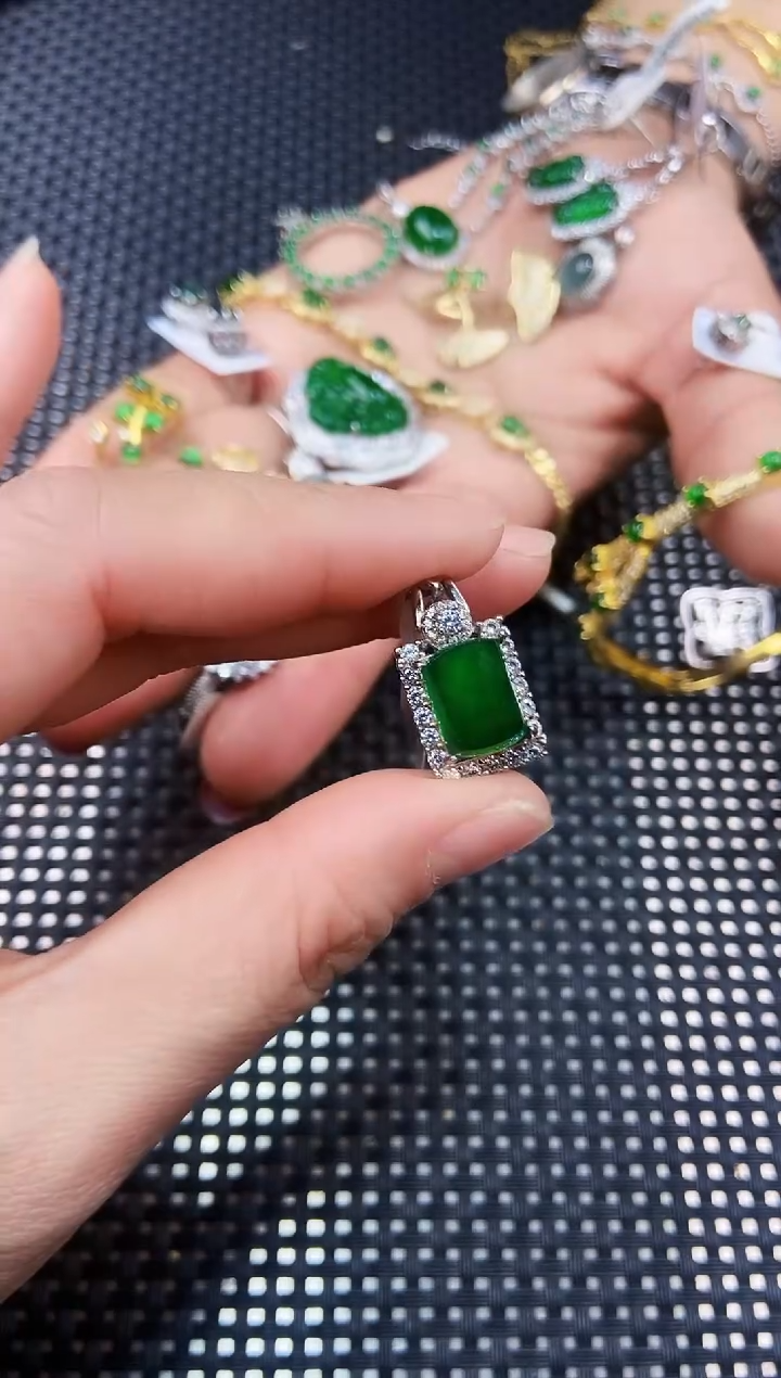 【闪购商品】翡翠吊坠(不含链)未镶嵌111111111