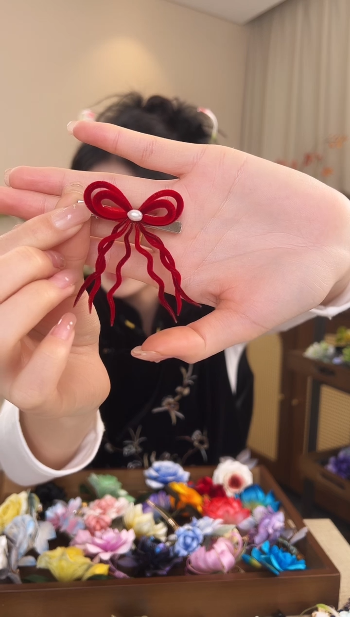 刺绣红色蝴蝶结胖绒边夹