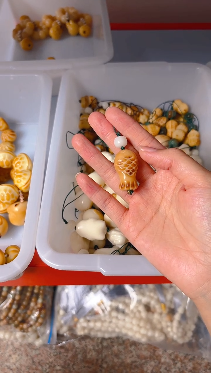 吊坠菩提根/象牙果黄色鱼挂件