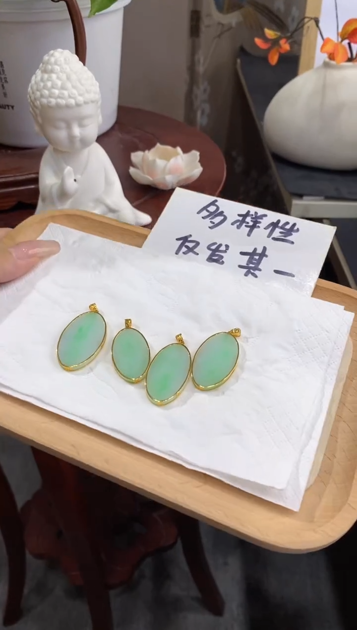 翡翠18K金镶嵌颈饰多样性仅发其一9525