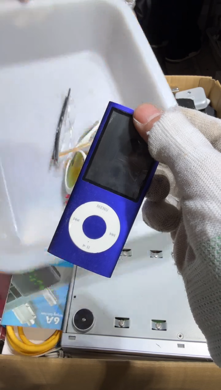 8新鵠***） 759   中古商品，瑕疵品，不保好坏。