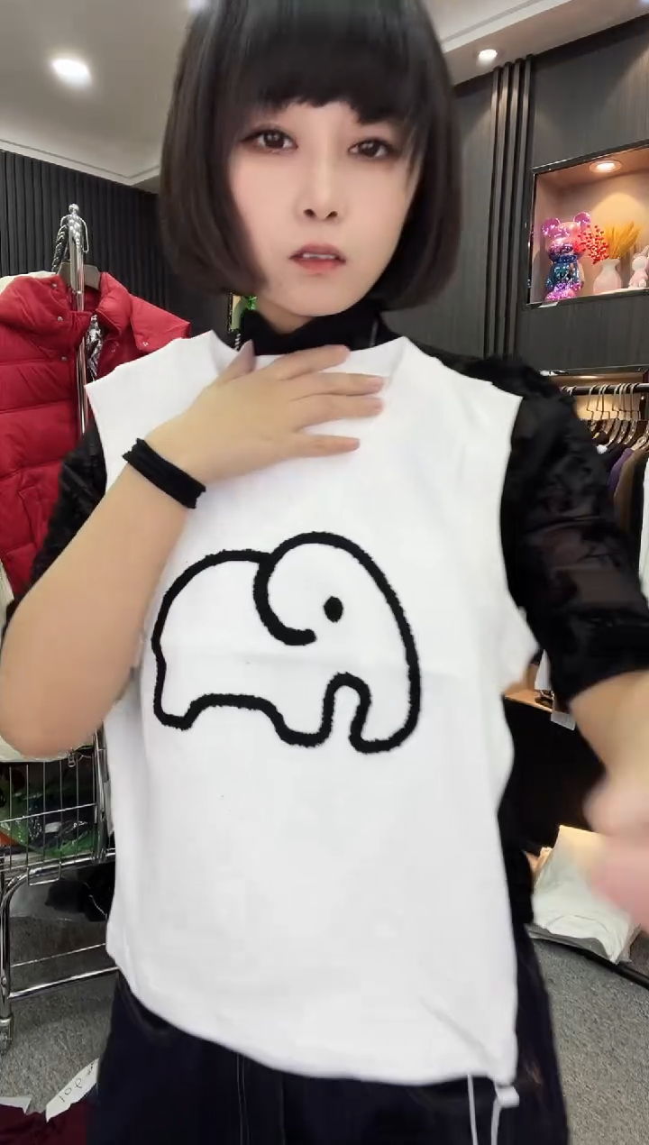 白色背心---小象