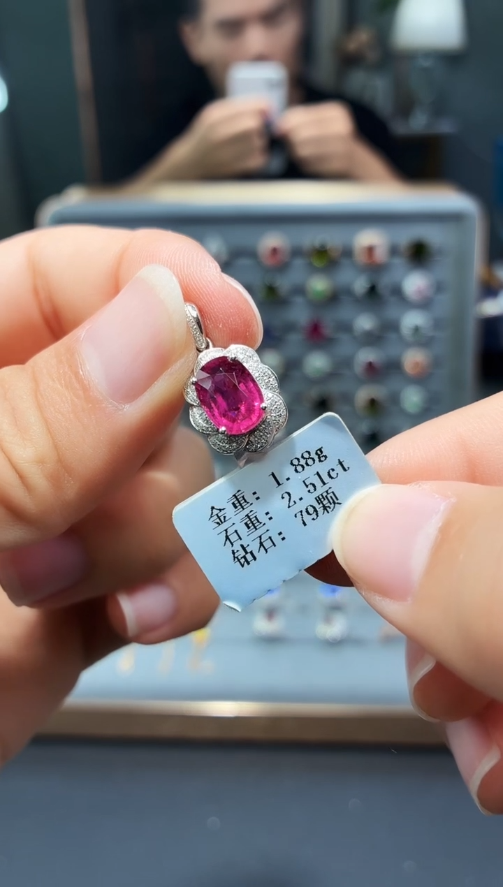 颈饰18K金镶嵌碧玺2.51.