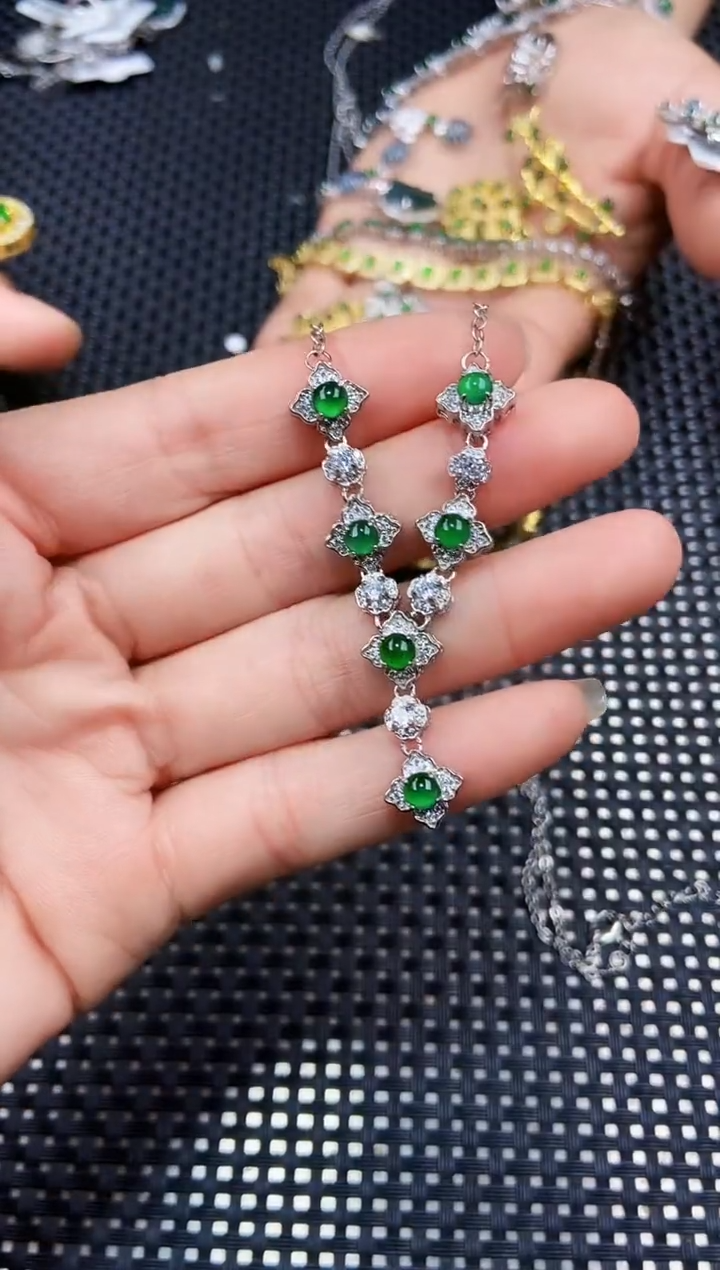 【闪购商品】翡翠颈饰未镶嵌111111111