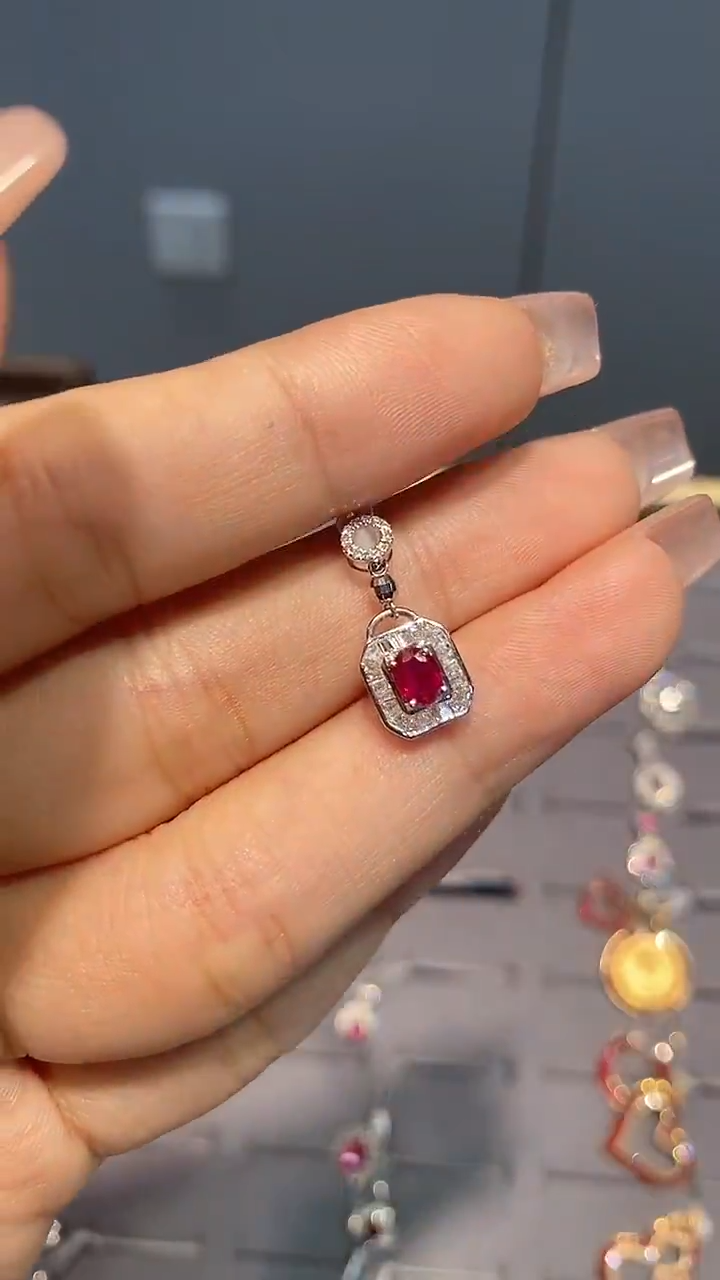 18K金镶嵌颈饰红宝石吊坠