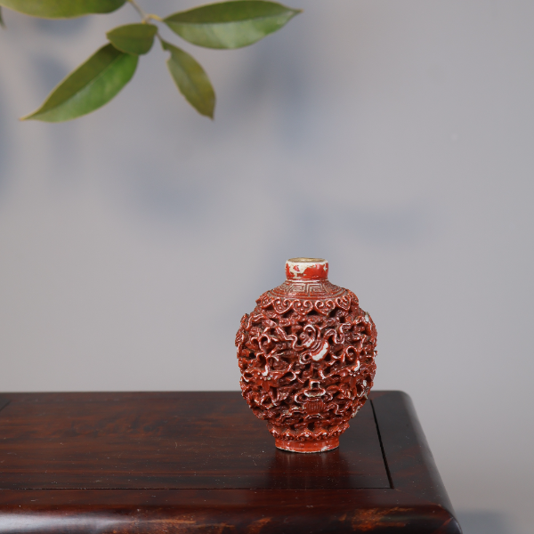 1:清乾隆剔红釉仿漆器浮雕暗八仙鼻烟壶