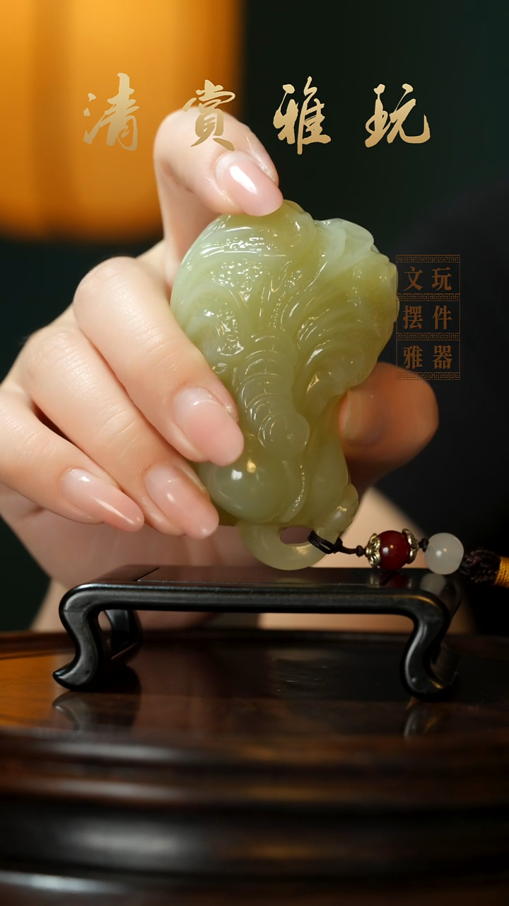 玉《手握白菜》手把件摆件