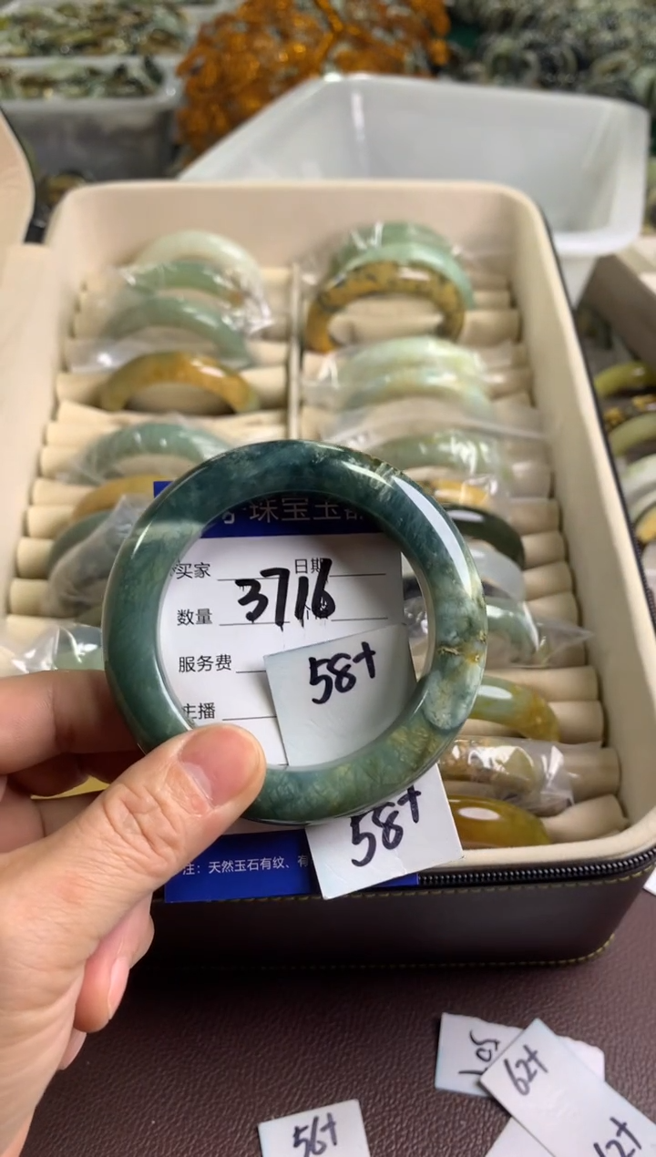 【闪购商品】蛇纹石玉手镯未镶嵌3716