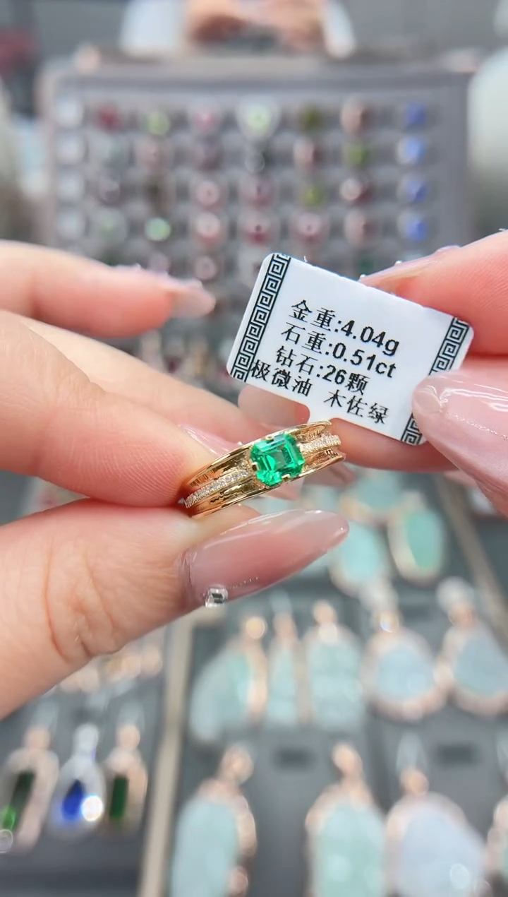 18K金镶嵌戒指祖母绿0.51     