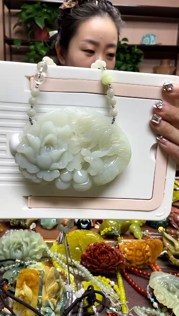 未镶嵌岫玉颈饰·