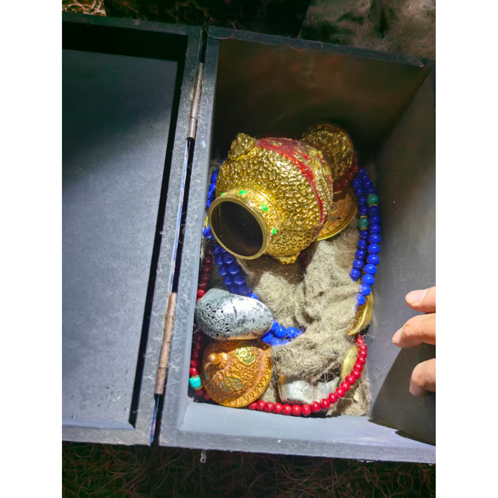 1个开封纯蓝色小瓷盒子摆件链接