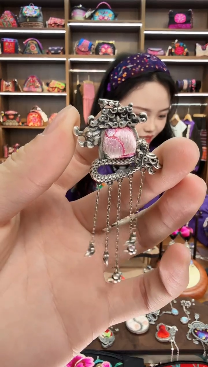 【闪购商品】织绣193蒙阿苏苗绣传承