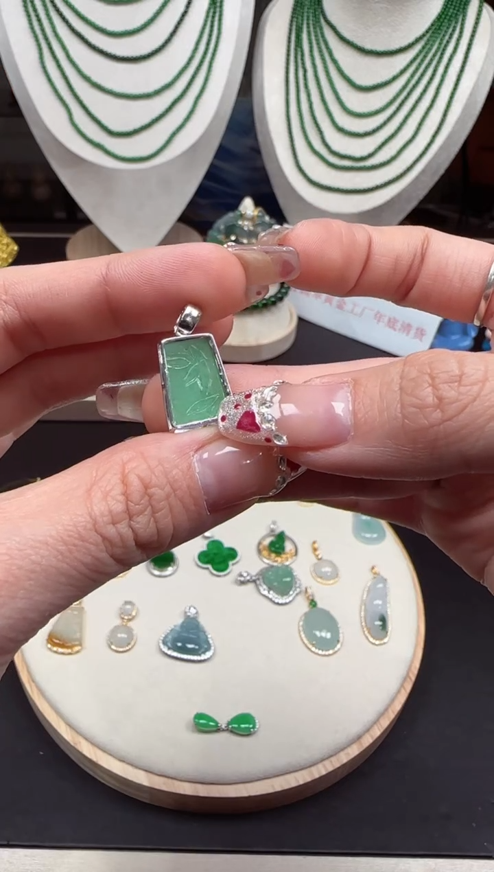 【闪购商品】翡翠吊坠(不含链)未镶嵌88888888888