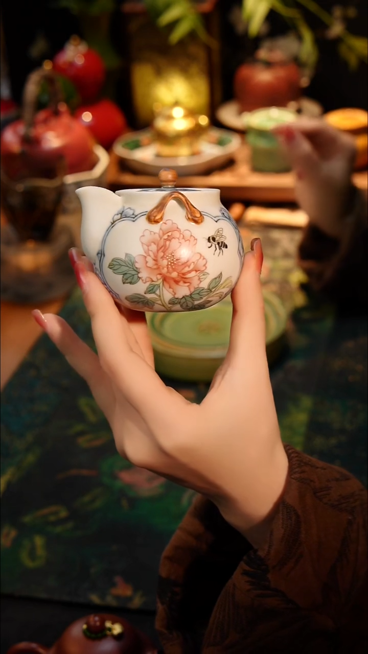 青花斗彩宝瓶一个