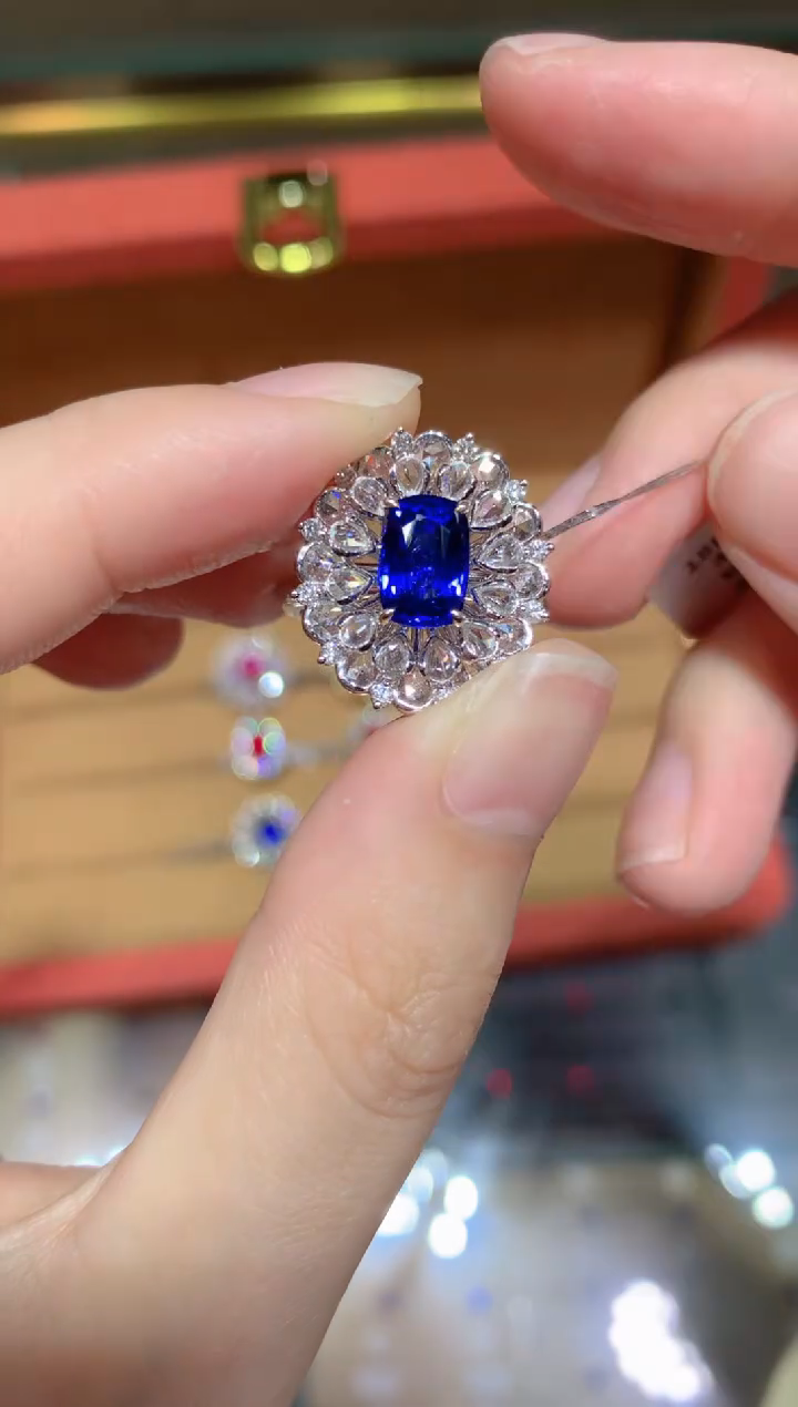 【闪购商品】蓝宝石戒指18K金镶嵌2.06CT   皇家蓝  GRS
