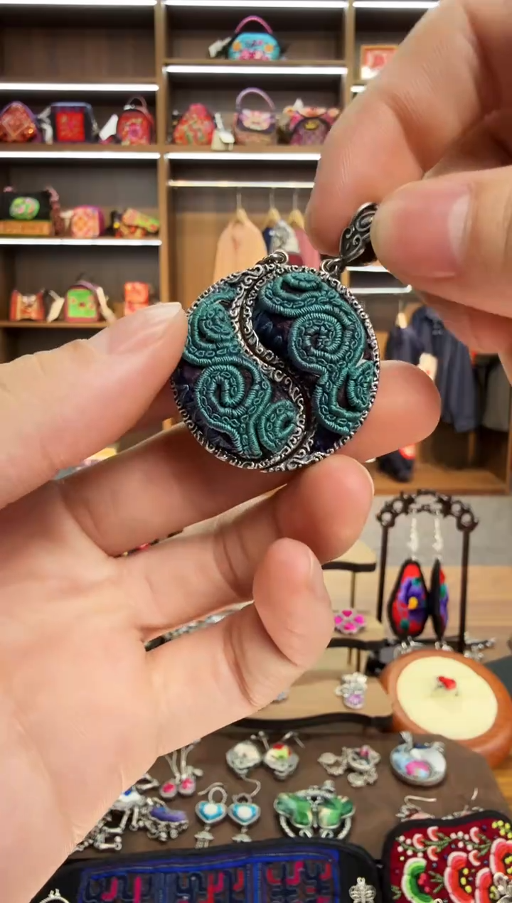 【闪购商品】织绣78蒙阿苏苗绣传承