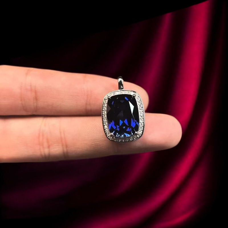 瑾萱高订名饰200-轻奢培育丝绒蓝宝石精切合金吊坠