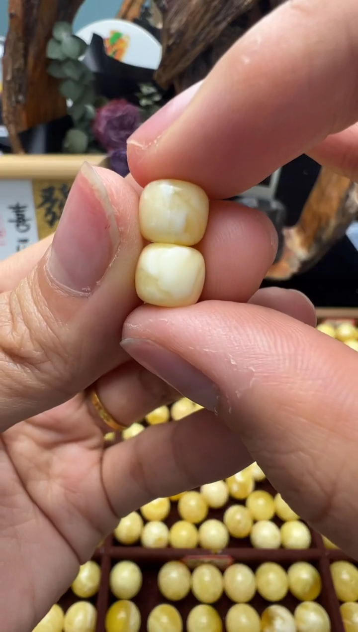 【闪购商品】蜜蜡裸石未镶嵌俄料微瑕老型对珠8.6mm0.766克