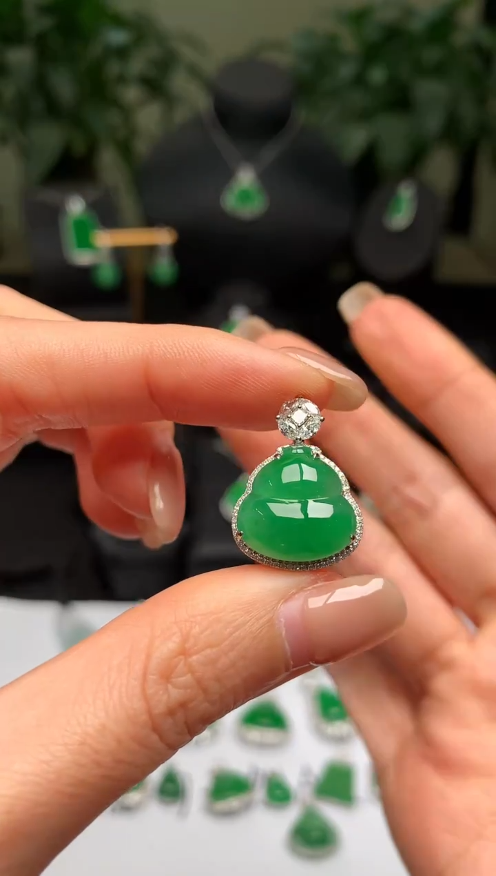 颈饰18K金镶嵌翡翠葫芦