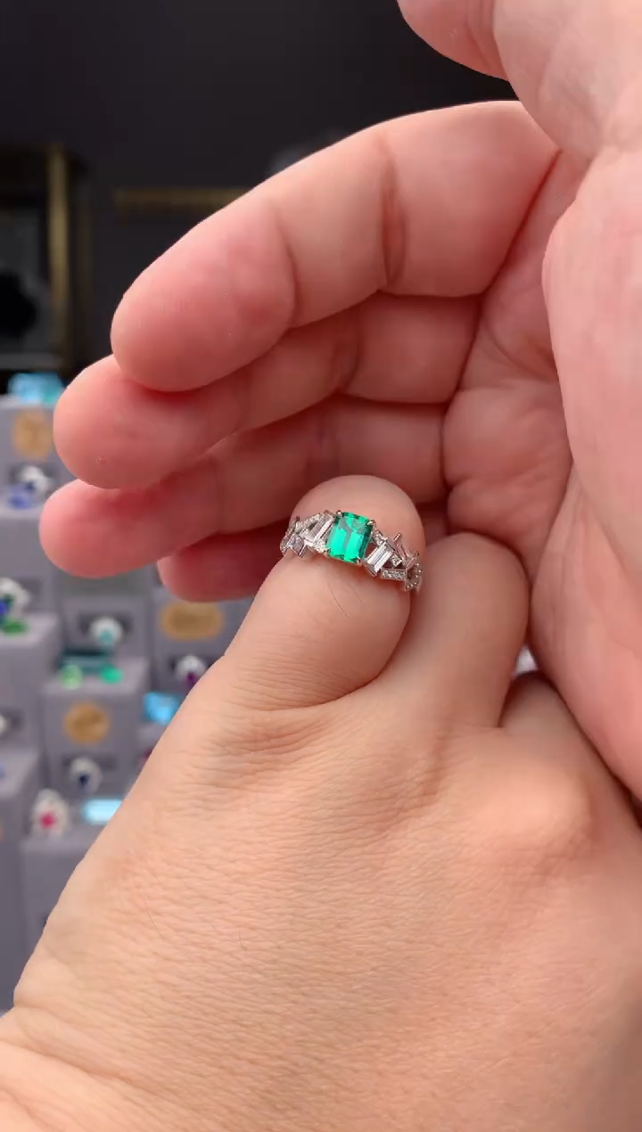 【闪购商品】祖母绿戒指18K金镶嵌67分祖母绿戒指