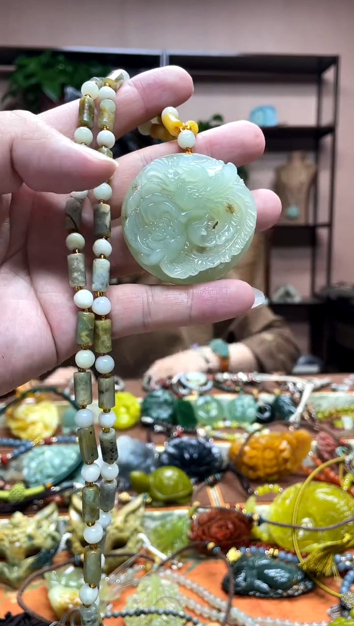 未镶嵌岫玉颈饰·