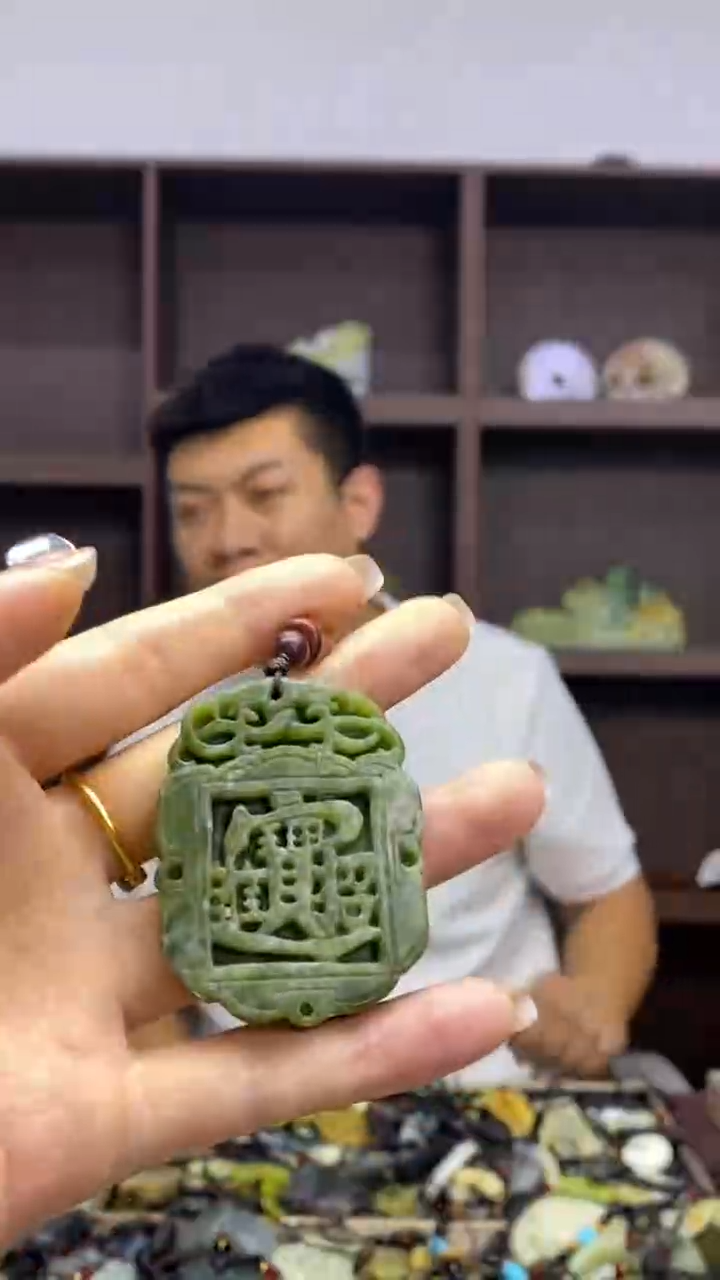 未镶嵌岫玉挂件  