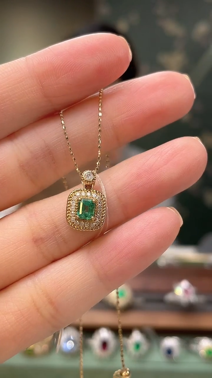 颈饰18K金镶嵌祖母绿哥伦比亚主石：0.33ct