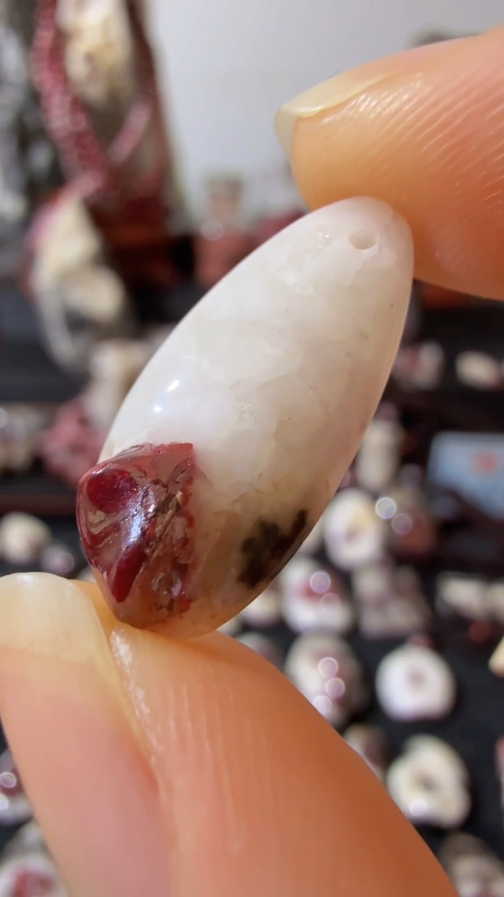 天然辰砂天然辰砂天然朱砂大晶砂随行吊坠