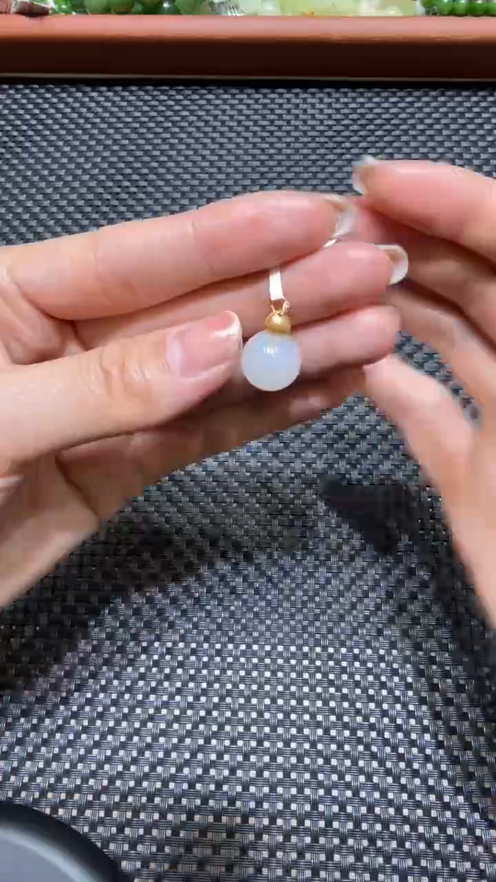 颈饰18K金镶嵌和田玉挂件