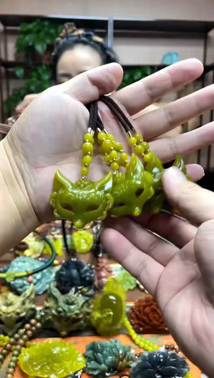 未镶嵌岫玉颈饰多样性发货发其中之一