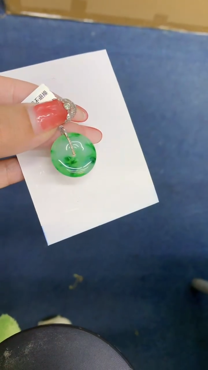 颈饰18K金镶嵌翡翠1