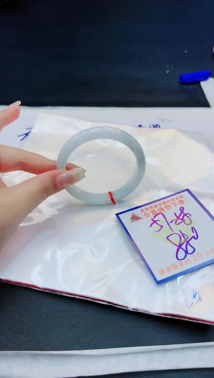 【闪购商品】翡翠手镯未镶嵌，质检证书图片色彩偏黑白