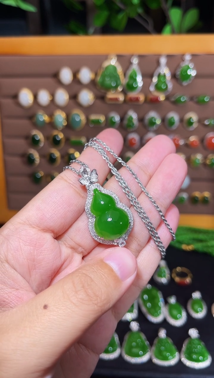 【闪购商品】和田玉吊坠18K金镶嵌苹果绿葫芦吊坠