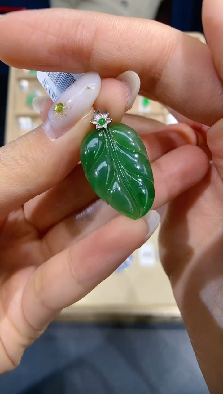 【闪购商品】翡翠颈饰18K金镶嵌叶子