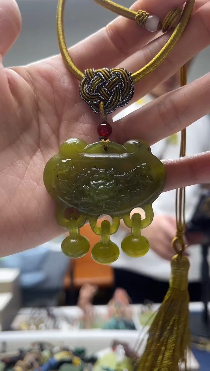 未镶嵌岫玉颈饰·