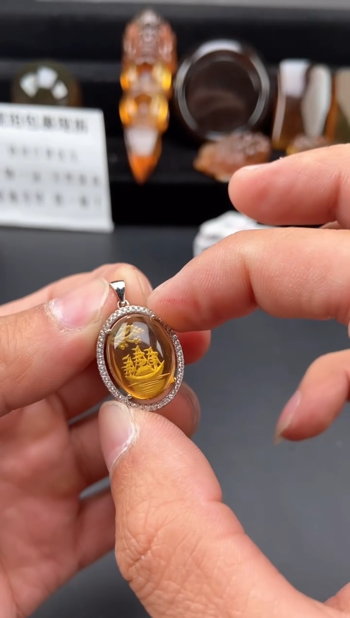 【闪购商品】琥珀颈饰银S925镶嵌阴雕一帆风顺吊坠