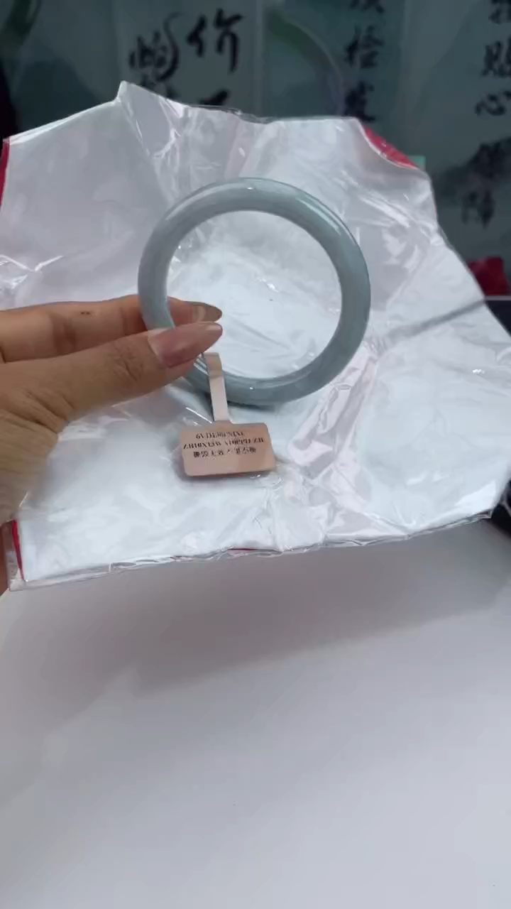 【闪购商品】翡翠手镯未镶嵌19翡翠手镯（微瑕）