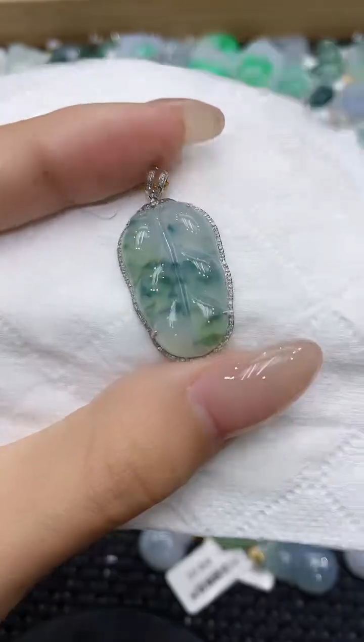 翡翠18K金镶嵌颈饰111111111111