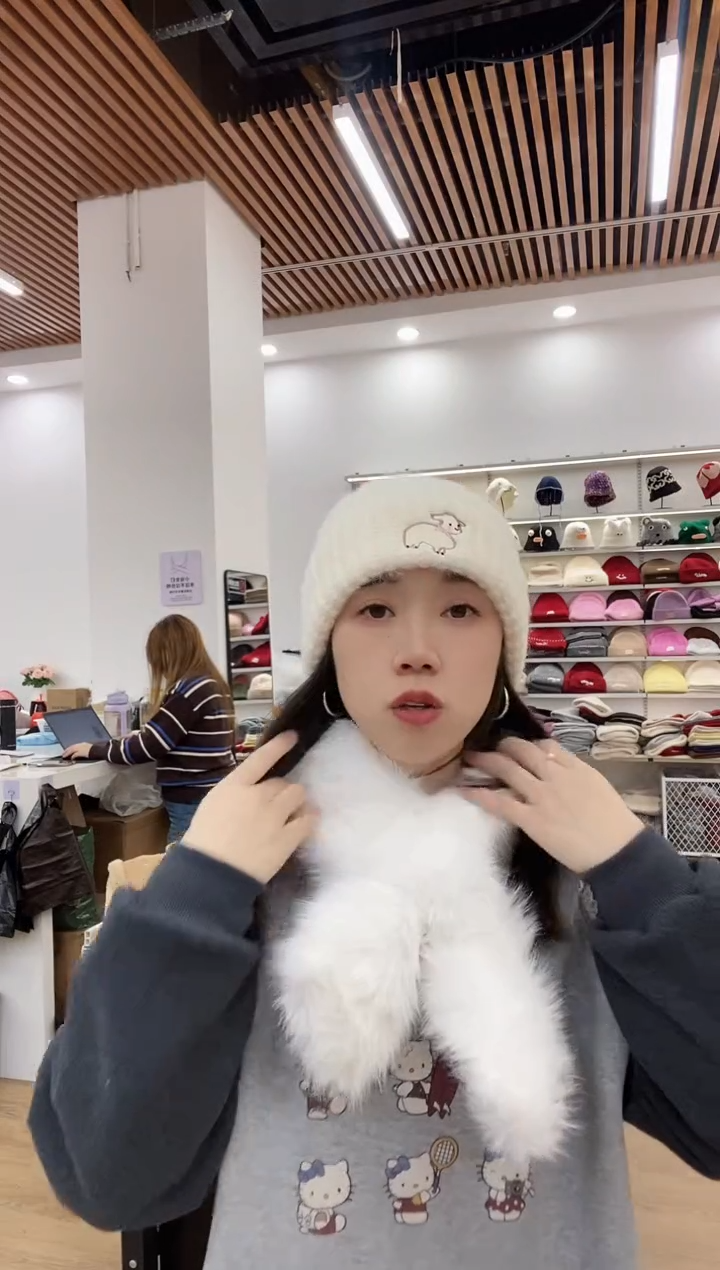 涤纶（聚酯纤维）白色毛毛围巾